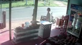 Jealous man jumps onto moving car to stop his ex-girlfriend from leaving