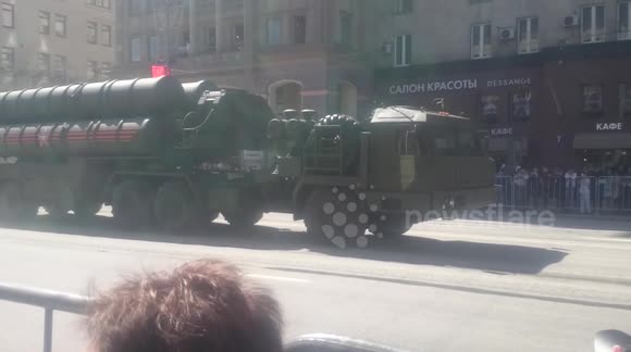 Russia unveils military might in Moscow