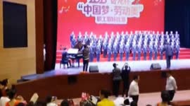 舞台造价千万,瞬间坍塌 80人合唱团全体坠落2