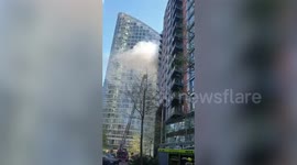 Firefighters 'took around 20 minutes to start hosing down burning tower block with Grenfell-like cladding'