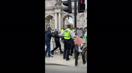 It’s kicking off between protesters and the police outside 10 Downing Street, London at the #FreePalestine protest