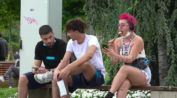 Female jokester catches attention of men with lollipop prank