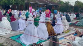 The Eid Al-Fitr Prayers in Makassar City are held at the campus grounds
