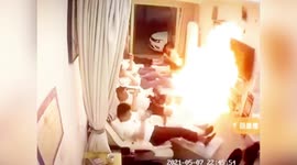 Panicked customers flee after fire erupts inside spa in southern China