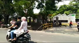 Officers on duty at the Tegal Alur Jakarta Public Cemetery Anticipate Pilgrims to Enter