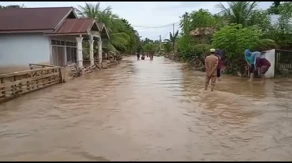 Flash floods in Indonesia sees villagers wade through knee-high waters