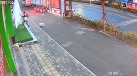 Men avoid paying hotel fee by escaping through window in eastern China