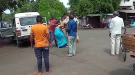 Female cop thrashes woman for not wearing mask in central India