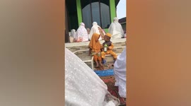 Adorable moment toddler’s kiss is knocked back by sweet little girl