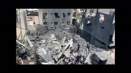 Gaza. People take apart the wreckage of a destroyed building
