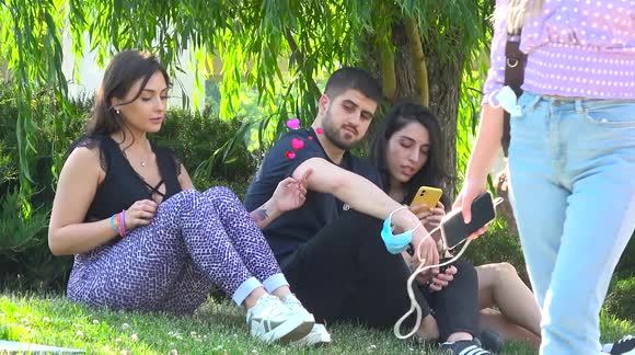 Woman makes men uncomfortable with her advances