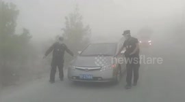 Police stand in strong sandstorm for 5 hours to guide stranded cars in northwest China