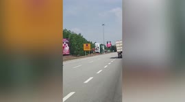 Lorry drives dangerously along highway while wobbling to the side