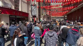 Chaotic scenes in London's Chinatown as COVID jabs offered without ID or proof of address (best-quality version)