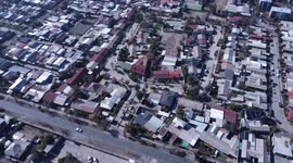 Urbano, vista aérea barrio residencial en Santiago, con áreas sin uso, plaza y cancha