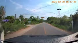 Quick-thinking driver dodges overloaded motorcycle that suddenly changed lanes