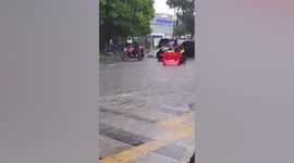 Traffic barrier swept away by floods confuses drivers in Indonesia