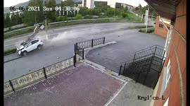 Driver walks away unharmed from HORROR crash in Russian city