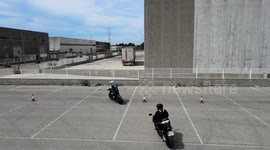 Gymkhana motera. Deporte con conos para mejorar tecnica de pilotaje