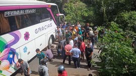 Tour bus stuck at an extreme bend in Indonesia after following Google map application guide