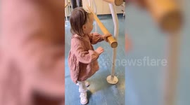 Heartwarming video shows little girl takes her first steps on her new prosthetic leg for the first time