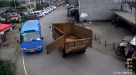Truck trailer's back door suddenly swings open and slams bus in China