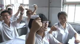 学校为考生发钱减压迎高考