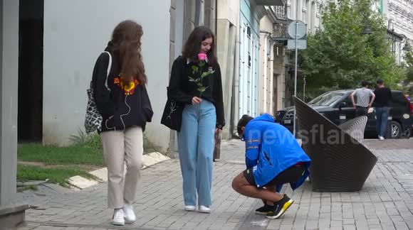 Georgian YouTubers prank public by pretending to hand them flowers