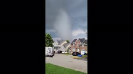 Family encounters dark clouds and tornado in Mascouche, Canada