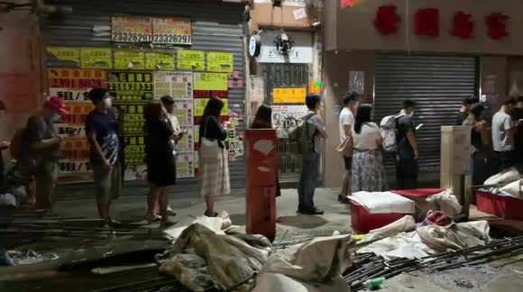 Hongkongers queue around the block after midnight to purchase last edition of Apple Daily