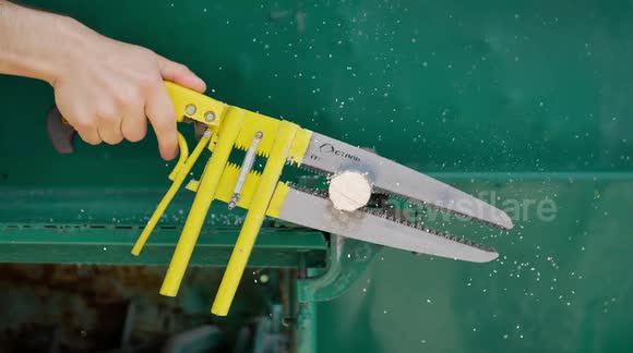 YouTuber builds double-bladed saw that speeds up construction time