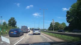 Dangerous White van driver nearly takes out other car (Mazda 3) on M25 junction 21A roundabout 33seconds in