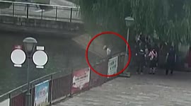 Elderly Chinese man jumps into lake to save drowning 4-year-old boy