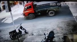 Speedy lorry hits a boy and he escaped miraculously and walks back with just small injuries in South India