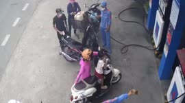The staff of the gas station quickly handled the situation when the gas hose suddenly broke