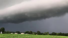 US: Massive Shelf Cloud Spotted In Mount Olive, Illinois