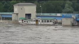 BEST QUALITY: Dramatic moment boat sinks in German floods after slamming into bridge