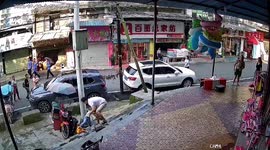 Quick-thinking father saves son from falling down stairs in China