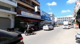 Escaped horses block road causing traffic chaos in northern Thailand