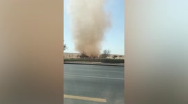 Filipino worker captures terrifying dust devil in highway in Saudi Arabia