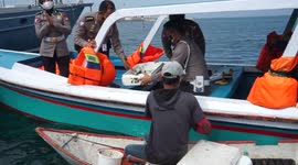 Indonesian police provide assistance to poor fishermen in the middle of the sea