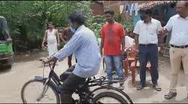 Innovative Indian man too poor to buy a motorbike builds own e-bike instead