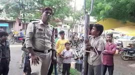 Indian policeman saves two kids tied to pole by merchant suspecting them of theft