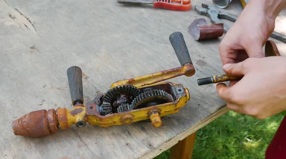Ukrainian YouTuber carries out INCREDIBLY satisfying restoration of rusty old drill