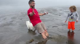 Dad shows super cool 'Matrix' with apparent quicksand sand at beach