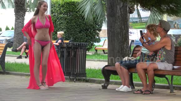 Bushy situation prank- Woman amuses random strangers when she asks to get her picture taken