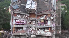 Disasterous flood causes buildings to collapse in Turkey's Black Sea region