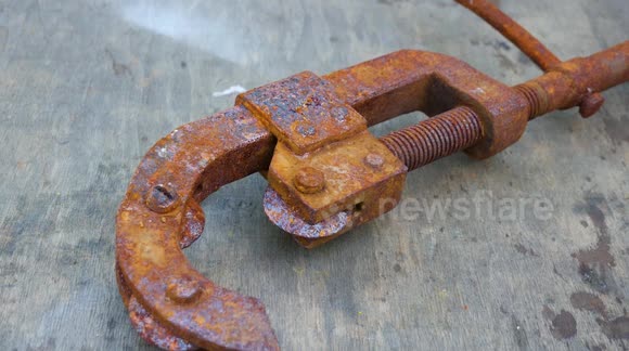 Rusted 100-year-old pipe cutter given new lease of life by YouTuber