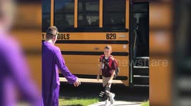 US big bro greets his younger sibling off the school bus in different costumes every day to make him smile