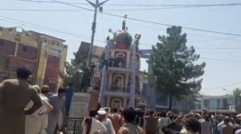 Jalalabad locals take down Taliban flag and hoist Afghan flag
